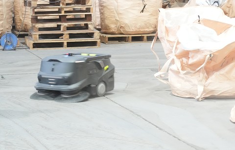 倉庫通路の清掃ロボット導入事例
