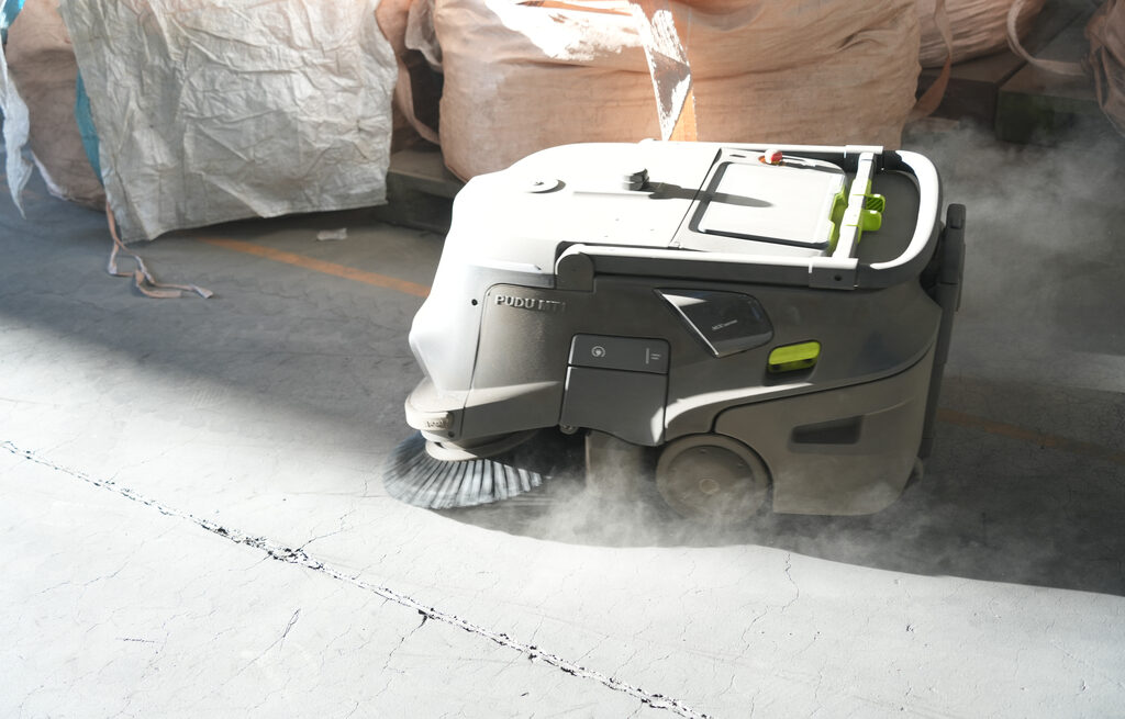 「掃いても、すぐ積もる」徒労感からの解放。創業75年の老舗が選んだ“目詰まりしない”清掃DX