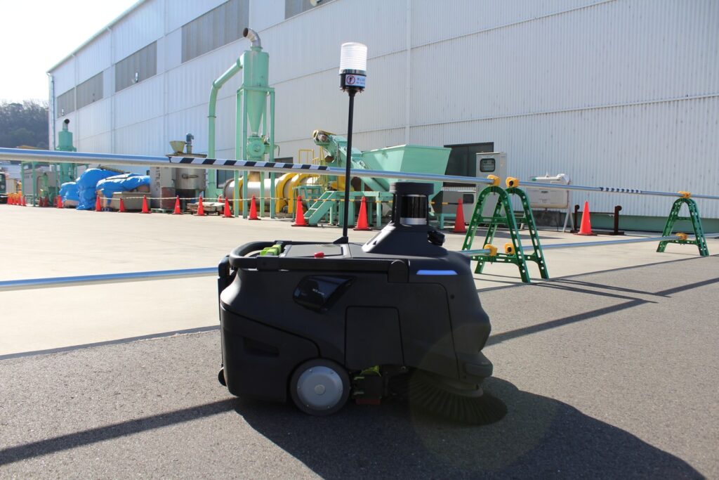 650坪の広大な敷地を夜間に自動清掃。鉄くずによるパンク被害を防ぎ、お客様を「最高の状態」で迎える工場へ。